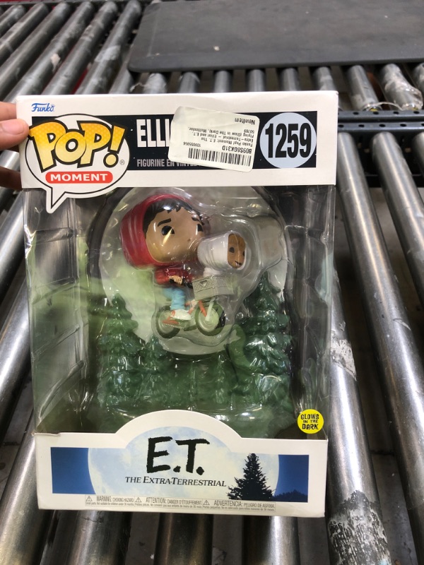 Photo 2 of Funko Pop! Moment: E.T. The Extra-Terrestrial - Elliot and E.T. Flying (Glow in The Dark), Multicolor, 50769