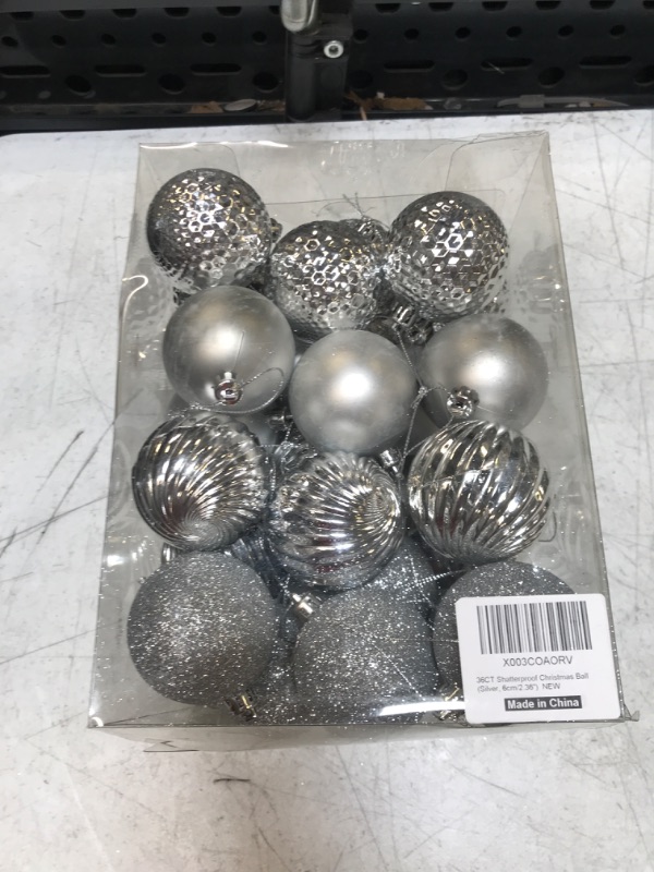 Photo 2 of 60mm/2.36" SILVER Christmas Balls 36pcs Christmas Tree Ornaments Set for Xmas Tree Holiday Party Wreath Garland Decoration Ornaments

