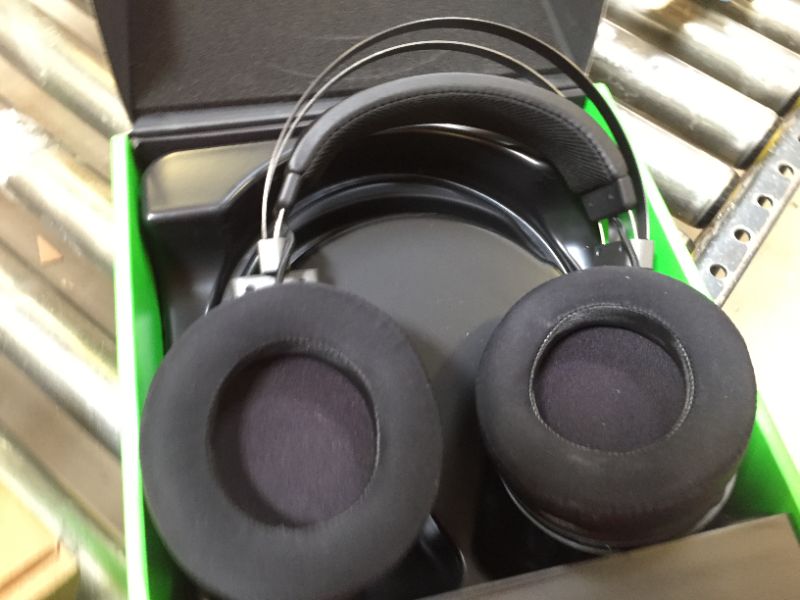 Photo 2 of Razer Nari Ultimate Wireless 7.1 Surround Sound Gaming Headset: THX Audio & Haptic Feedback - Auto-Adjust Headband - Chroma RGB - Retractable Mic - For PC, PS4, PS5 - Black