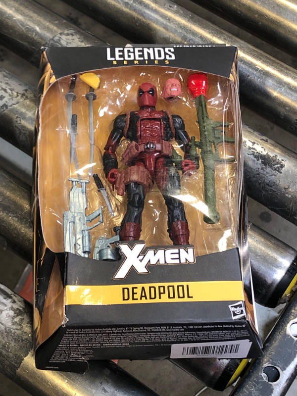 Photo 2 of Marvel 6 Inch Legends Series Deadpool