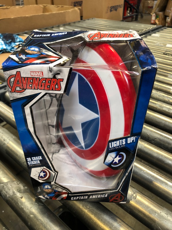 Photo 1 of 3DLightFX Marvel Avengers Captain America 3D Deco Light Red, White, Blue
