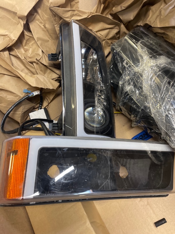 Photo 1 of USED HEADLIGHT ASSEMBLY, UNKNOWN VEHICLE. MARKINGS/SCRATCHES; UNABLE TO TEST