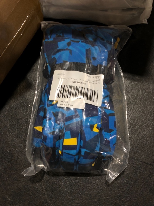 Photo 1 of BLUE SKI GLOVES SIZE MEDIUM 