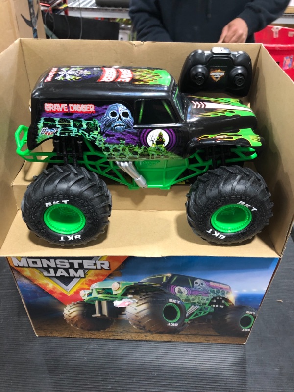 Photo 2 of Monster Jam, Official Grave Digger Remote Control Truck 1:15 Scale, 2.4GHz Grave Digger 1:15 Rc (Closed Box)