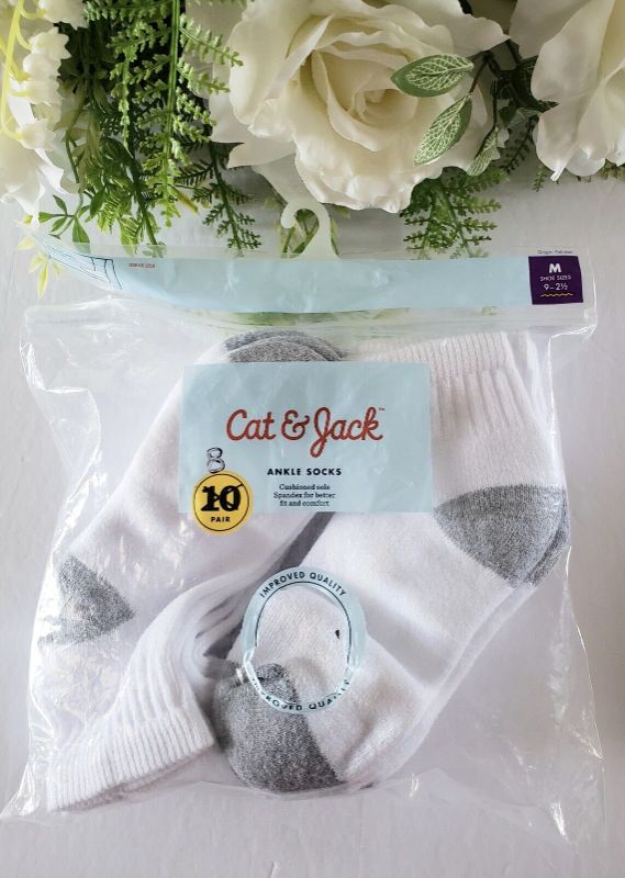 Photo 1 of Cat and Jack Cushioned Sole Ankle Socks 8 Pairs Medium Shoe Sz 9 -21/2 White
