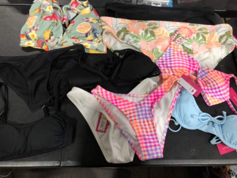 Photo 3 of *SEE PHOTOS* BAG BUNDLE OF MISCELLANEOUS CLOTHING ITEMS (SIZES AND STYLES VARY) 