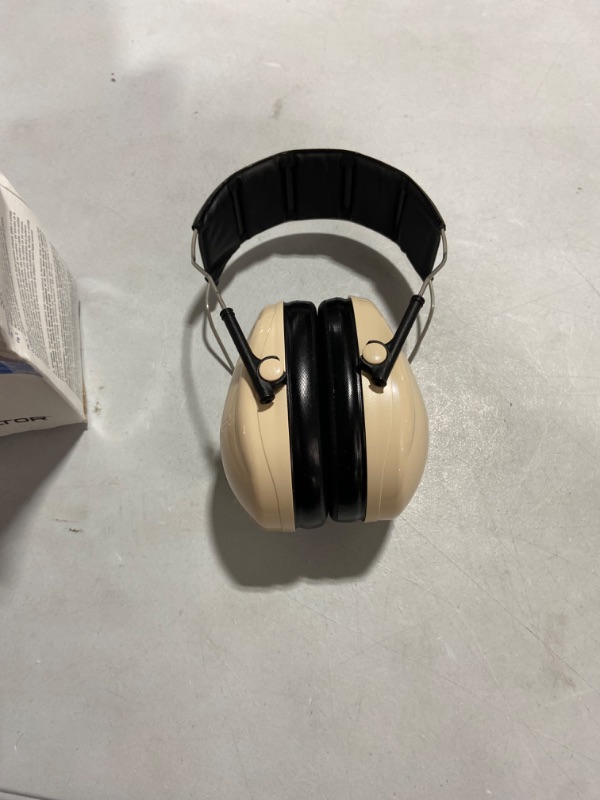 Photo 2 of 3M Peltor H6AV Optime 95 Over the Head Noise Reduction Earmuff, Hearing Protection, Ear Protectors, NRR 21dB, Ideal for Machine Shops and Power Tools, Beige Over the Head Earmuff