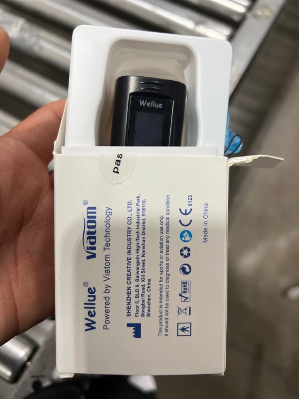 Photo 2 of Wellue Bluetooth Pulse Oximeter Fingertip, Blood Oxygen Saturation Monitor with Free APP, Batteries, Carry Bag & Lanyard