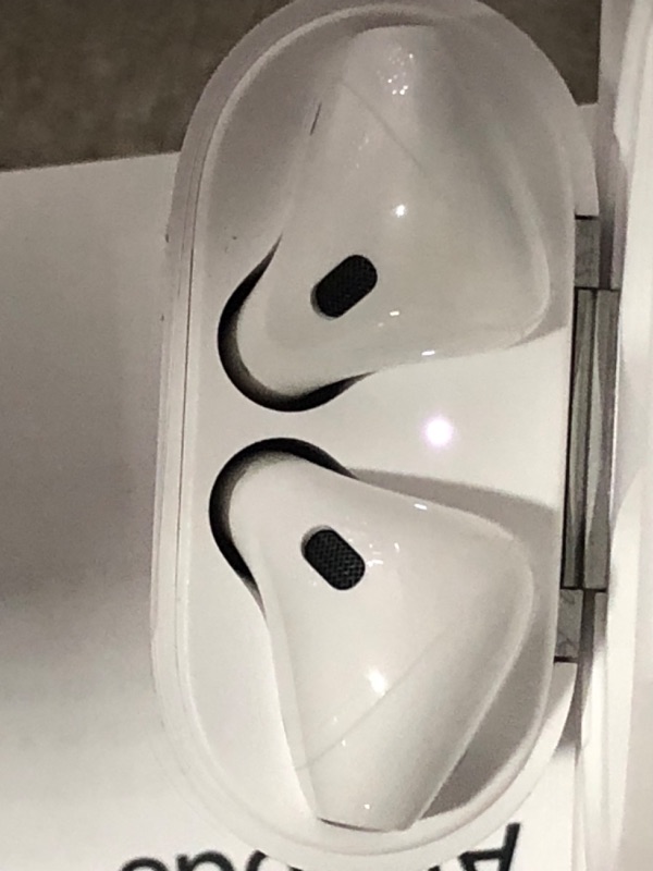 Photo 7 of Apple AirPods