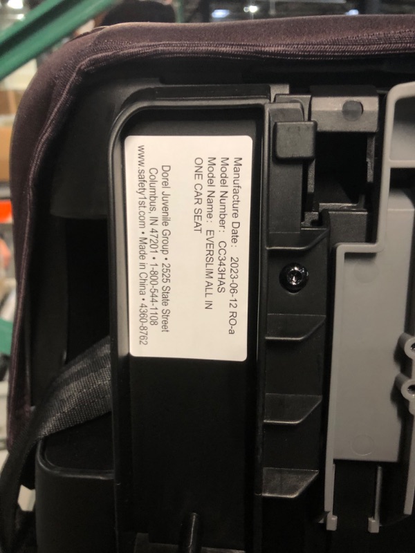 Photo 5 of Safety 1st Everslim DLX All-in-One Convertible Car Seat, 