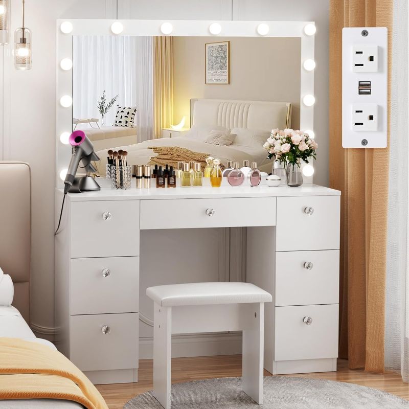 Photo 1 of ***General post ***STOCK PHOTO REFERENCE ONLY***
Makeup Vanity Desk white 