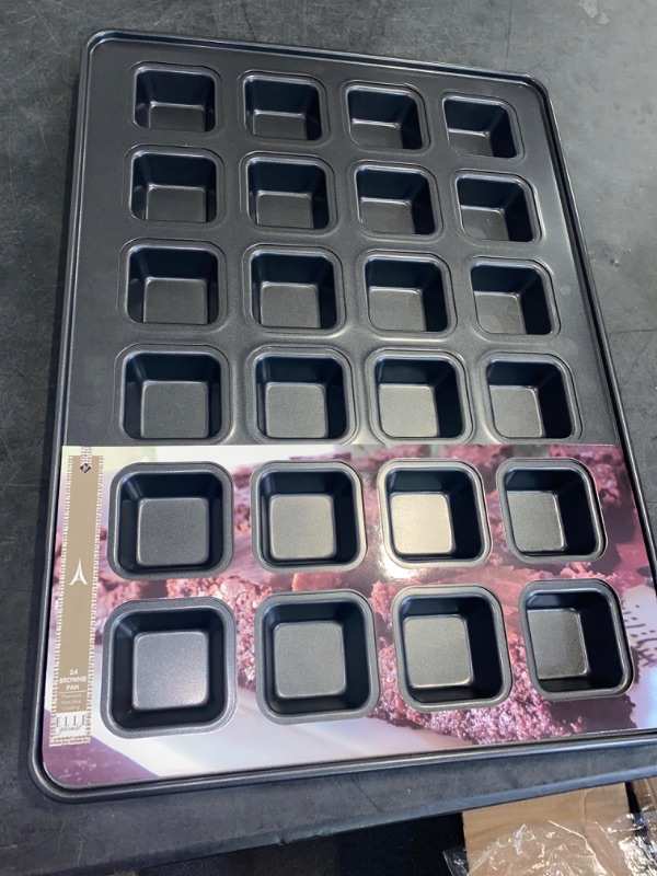 Photo 1 of Elle Gourmet Brownie Pan