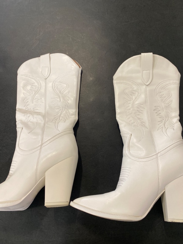 Photo 2 of Size 8 Woman's White Cowboy boots