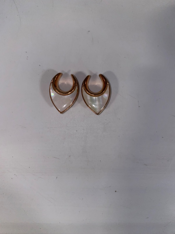 Photo 2 of 00MM LADEMAYH 2Pcs Elegant Shell Ear Plugs Gauges for Women, Size 2g - 1 inch Gauge Earrings Gauges for Ears, Saddle Style Gauges Surgical Steel Ear Tunnels Ear Gauges
