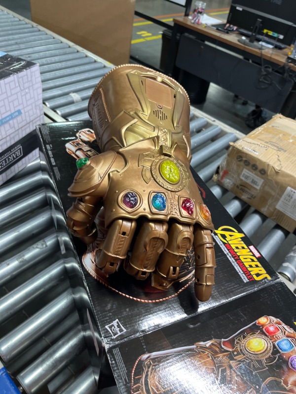 Photo 2 of Marvel Legends Series Infinity Gauntlet Articulated Electronic Fist