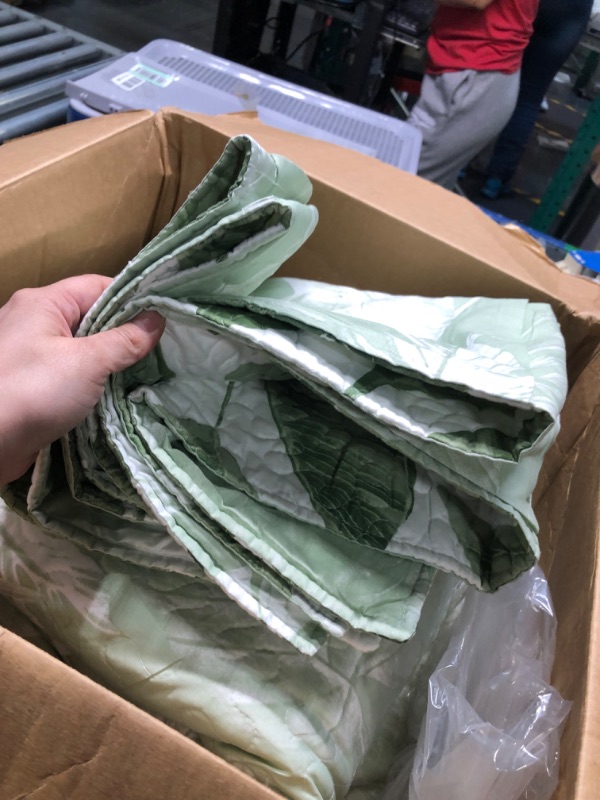 Photo 4 of ** USED** **NEEDS CLEANED**  HORIMOTE HOME Tropical Plants Quilt Set King Size 3 Pieces, Green Palm Leaves Rainforest Style Fine Printed Reversible Bedspreads Bedding Sets, Soft and Lightweight Bed Coverlet for All Season Green King