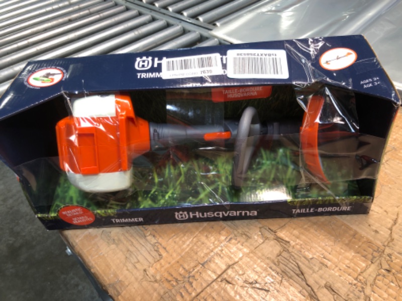 Photo 2 of **MISSING GREEN GUARD PIECE**Husqvarna 585729102 223L Toy Trimmer, Gray