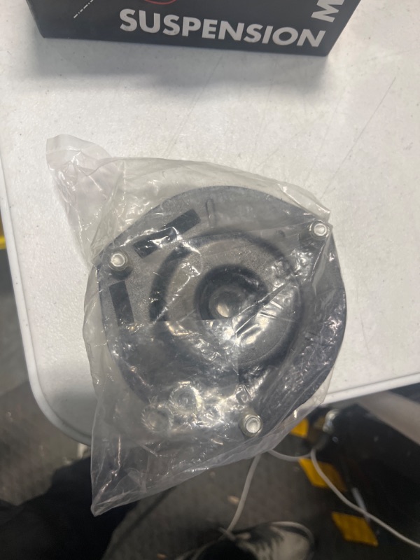 Photo 1 of KYB SM5860 Strut Mount Mounting Component, 1 Pack