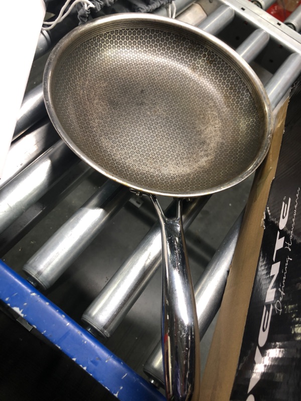 Photo 3 of **USED**HexClad Hybrid Nonstick 10-Inch Fry Pan with Tempered Glass Lid, Stay-Cool Handle, Dishwasher and Oven Safe, Induction Ready, Compatible with All Cooktops 10" Pan + Lid