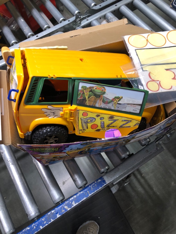 Photo 2 of Teenage Mutant Ninja Turtles: Mutant Mayhem Pizza Fire Delivery Van by Playmates Toys