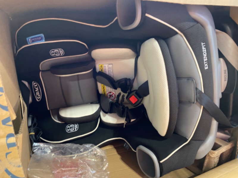 Photo 3 of Graco Extend2Fit 2-in-1 Convertible Car Seat, Gotham
