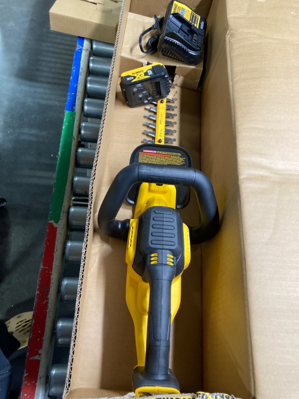 Photo 3 of DEWALT 20V MAX* Cordless Hedge Trimmer, 5.0 Ah, 22-Inch (DCHT820P1)