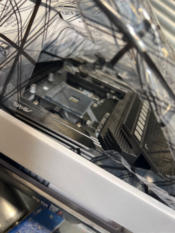 Photo 1 of MSI MAG B550 TOMAHAWK Gaming Motherboard (AMD AM4, DDR4, PCIe 4.0, SATA 6Gb/s, M.2, USB 3.2 Gen 2, HDMI/DP, ATX, AMD Ryzen 5000 Series processors)
