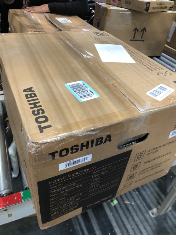 Photo 1 of **FOR PARTS**TOSHIBA EM925A5A-SS Countertop Microwave Oven, 0.9 Cu Ft With 10.6 Inch Removable Turntable, 900W, 6 Auto Menus, Mute Function & ECO Mode, Child Lock, LED Lighting, Stainless Steel