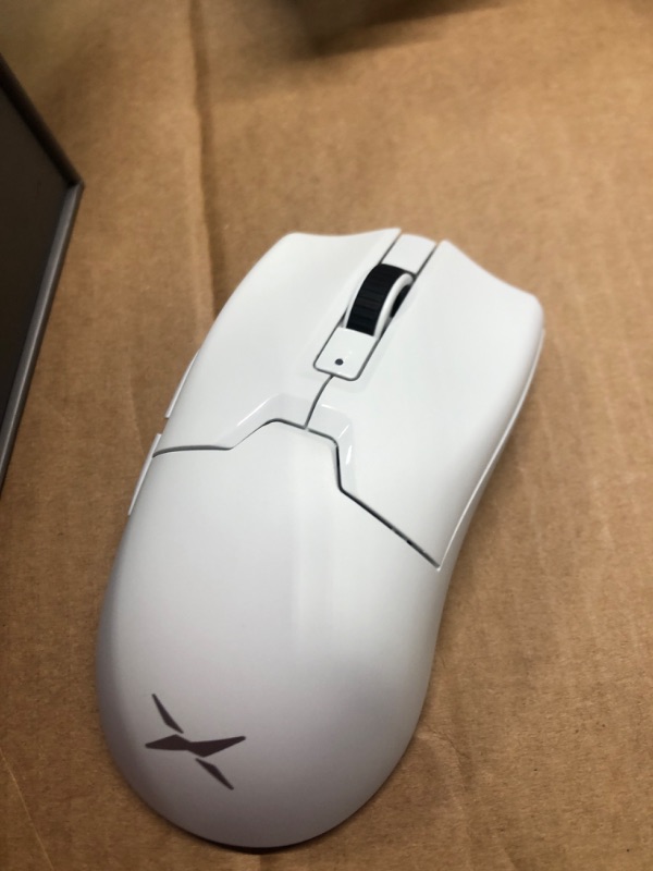 Photo 3 of DeLUX M800 Ultra Wireless Gaming Mouse, Nordic 52840 MCU, PAW3395 26000DPI, 1000Hz Polling Rate, 55g Lightweight, Tri-Mode Connection, 120 Hours Endurance (600mAh-White)
