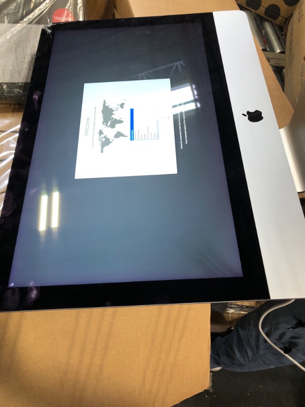 Photo 3 of Apple iMac 21.5in 2.7GHz Core i5 (ME086LL/A) All In One Desktop, 8GB Memory, 256GB Solid State Drive, MacOS 10.12 Sierra
*MINOR DAMAGE ONTHE SCREEN
