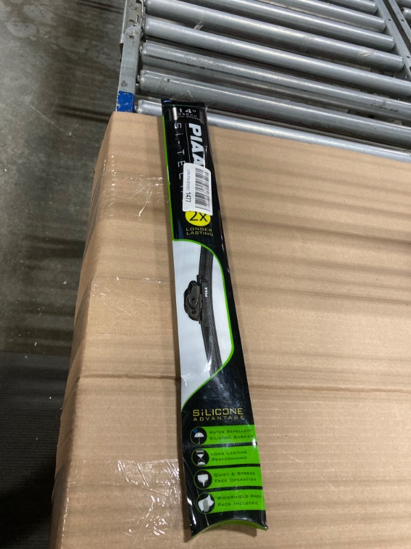 Photo 1 of Piaa 97035 14-Inch (350mm) Si-Tech Silicone Wiper Blade, Premium All-Season OEM Windshield Wiper Replacement 14 Inches