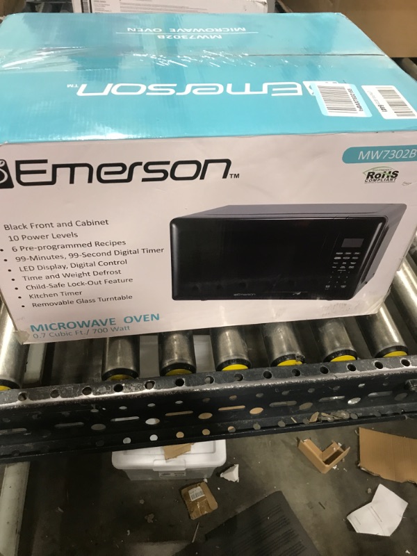 Photo 3 of Emerson 0.7 CU. FT. 700 Watt, Touch Control, Black Microwave Oven, MW7302B 0.7 Black