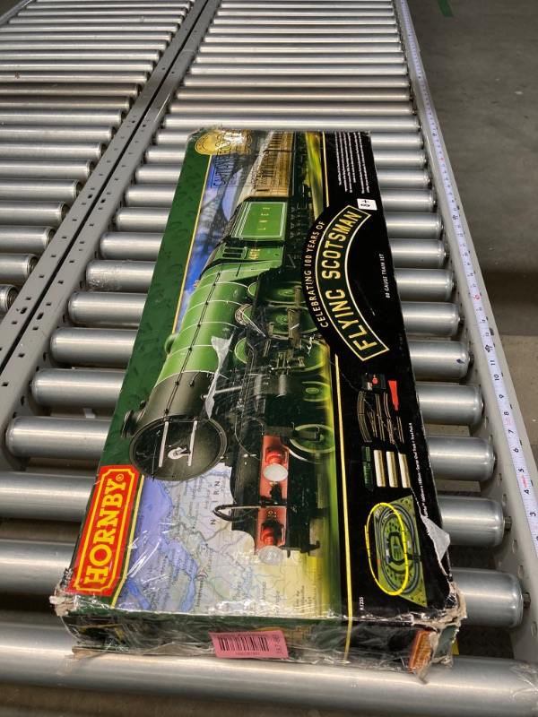 Photo 2 of ** PIECES MISSING ** Hornby The Flying Scotsman A1Class 4472 OO Electric Model Train Set HO Track with US Power Supply R1255M , Green ** PIECES MISSING **