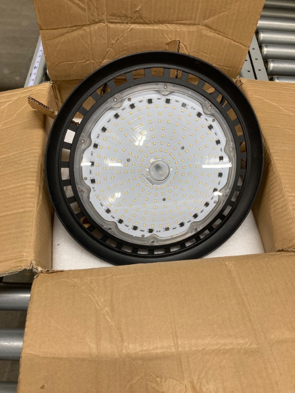 Photo 3 of ANTLUX UFO LED High Bay Light, 200W (800W HID/HPS Replacement), 24000LM, 5000K, IP65 Waterproof, US Plug, LED Warehouse Lights, Industrial Workshop High Bay LED Lighting Fixtures