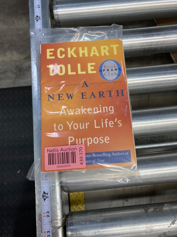 Photo 2 of A New Earth: Awakening to Your Life's Purpose (Oprah's Book Club, Selection 61)