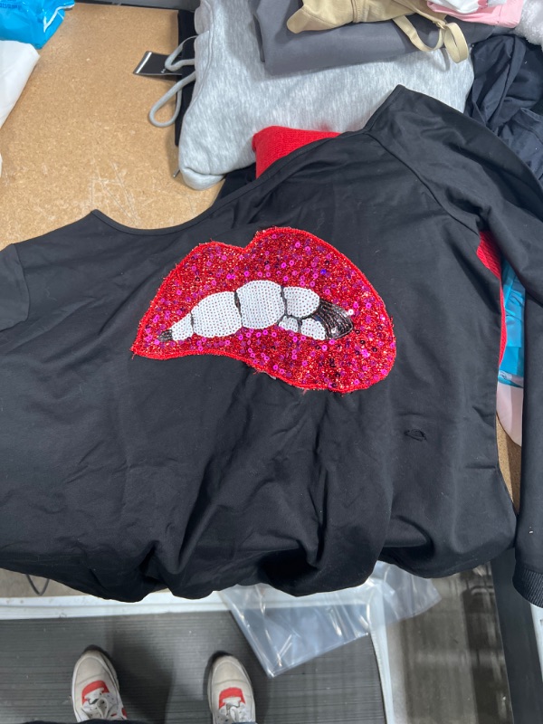 Photo 1 of BLACK LONG SLEEVE WITH RED LIPS ON THE FRONT SIZE XL 