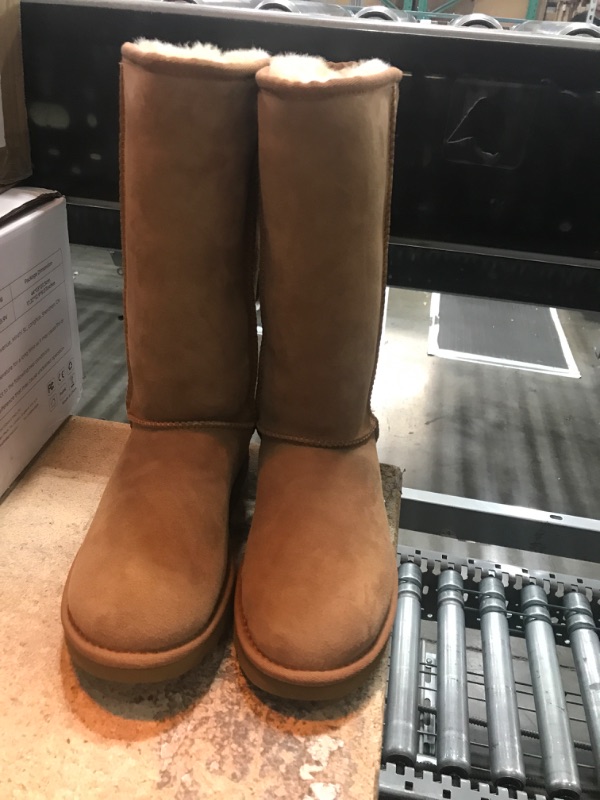 Photo 1 of Ugg Size 6 