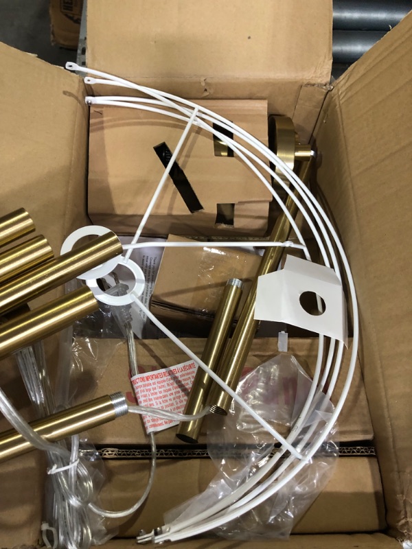 Photo 4 of *** UNKNOWN IF MISSING PARTS *** Tripod Floor Lamp