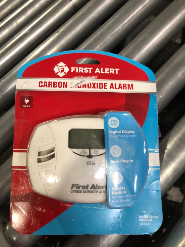 Photo 2 of **PLEASE READ NOTES**
CO615 Carbon Monoxide Plug-In Alarm with Battery Backup CO615