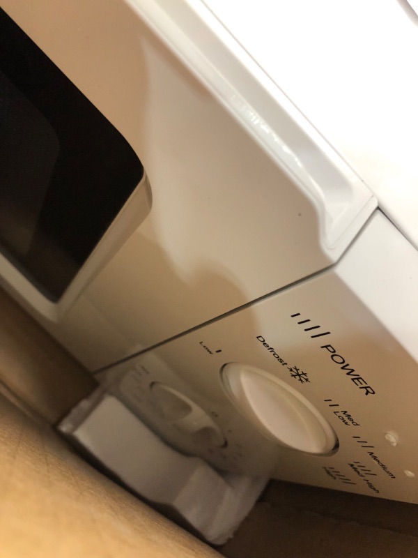 Photo 4 of Commercial Chef CHM660 Counter Top Microwave, 0.6 Cubic Feet White 0.6 Cubic Feet Microwave Oven