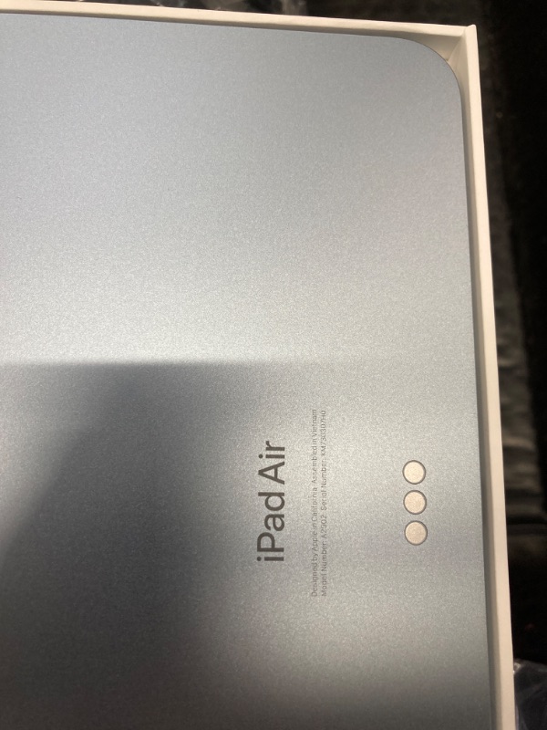 Photo 3 of Apple iPad Air 11-inch (M2): Liquid Retina display