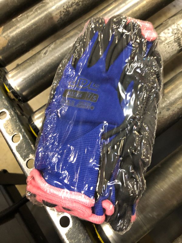 Photo 1 of Size small 6 pair of general purpose gloves