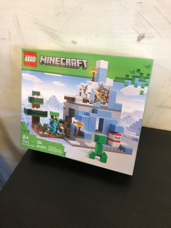 Photo 2 of 21243 LEGO Minecraft The Frozen Peaks