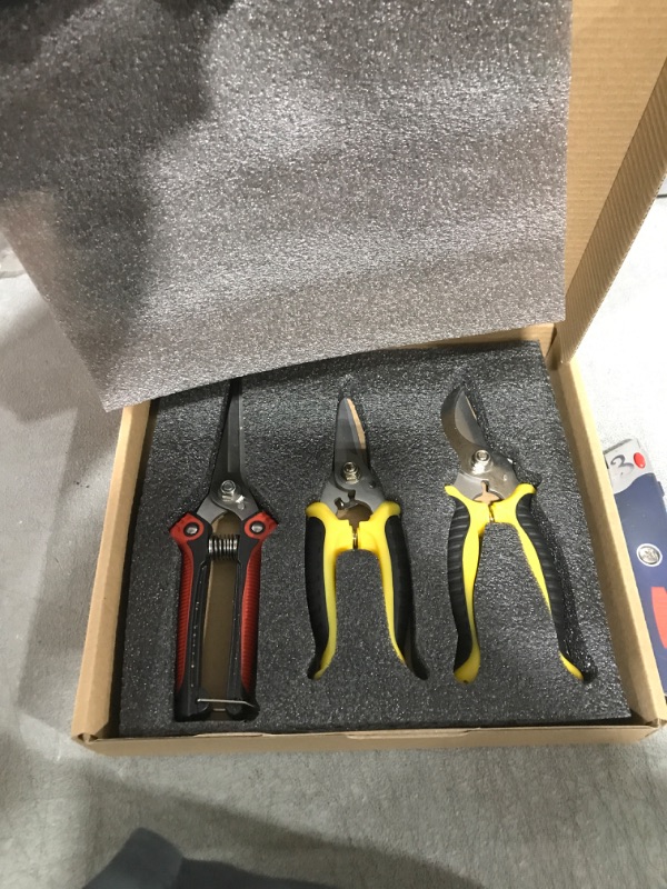 Photo 2 of 3 Pack Garden Pruning Shears Stainless Steel Blades Handheld Pruners Set with Gardening Gloves 