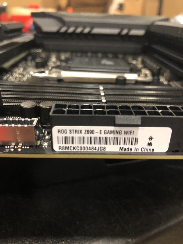 Photo 4 of ASUS ROG Strix Z690-E Gaming WiFi 6E LGA 1700(Intel 12th Gen)ATX gaming motherboard(PCIe 5.0,DDR5,2.5 Gb LAN,Thunderbolt 4,5xM.2,1xPCIe 5.0 M.2,ROG Hyper M.2 Card,Front panel USB 3.2 Gen 2x2 Type-C)