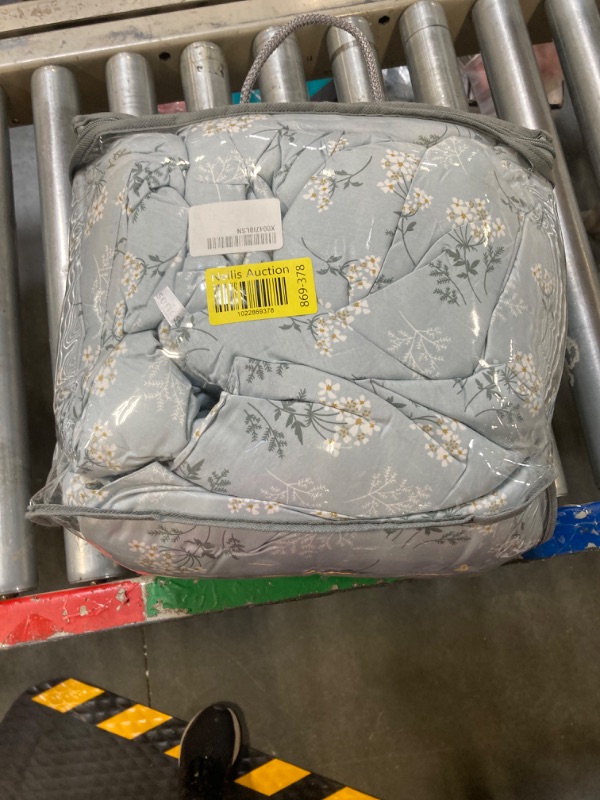 Photo 2 of ***USED***BUPIRD Floral Comforter Set Twin 2 Pieces Soft Cotton Cute Floral Bedding Comforter Lightweight Blue Garden Style Floral Botanical Comforter Set for All Seasons 1 Comforter and 1 Pillowcases