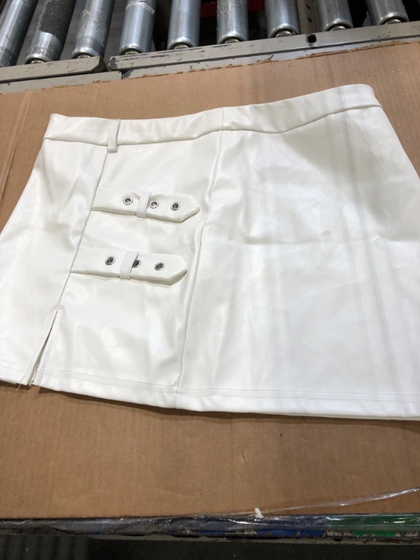 Photo 3 of ***USED** WDIRARA Women's Split Hem Eyelet Belt Side Pu Leather Party Club Bodycon Mini Skirt White Plain L