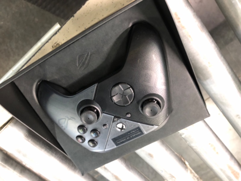 Photo 1 of ----------Item missing wire------------
ASUS ROG Raikiri officially licensed Xbox controller, remappable buttons & triggers, 2 rear buttons, step & linear triggers, adjustable joystick sensitivity, 3.5mm jack with ESS DAC, for PC and Xbox