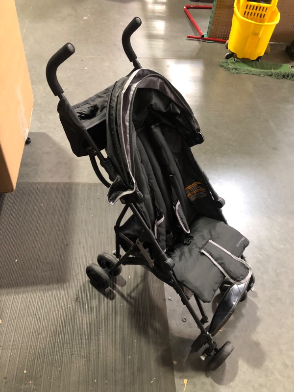 Photo 4 of ***USED - DAMAGED - ONE OF THE CANOPY ATTACHMENT CLIPS IS BROKEN - NO PACKAGING***
Summer Infant, 3D Mini Convenience Stroller – Lightweight Stroller with Compact Fold MultiPosition Recline CanopyGray