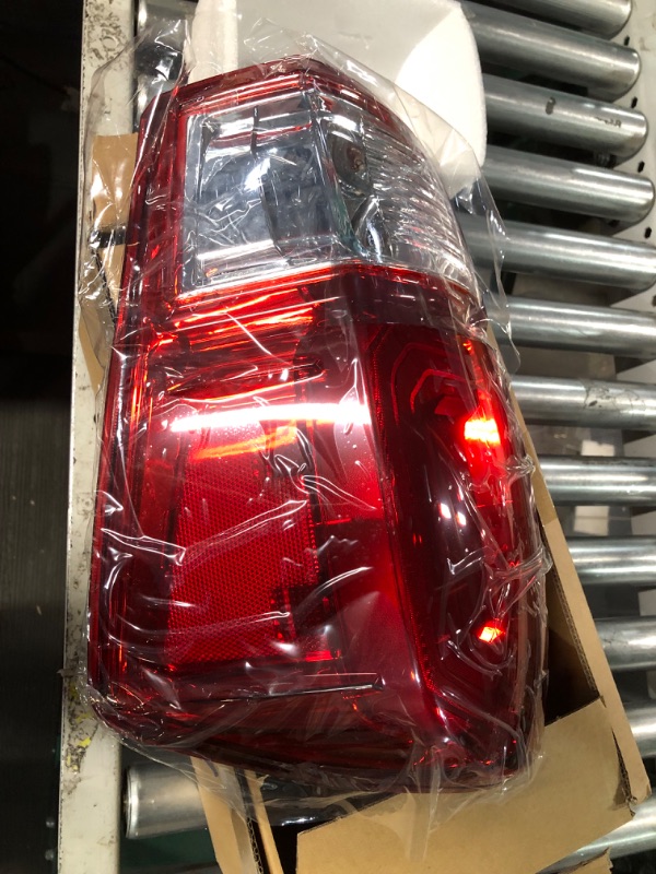 Photo 3 of Dasbecan Tacoma Tail Light Right Rear Light Replacement 81550-04170 8155004170 Compatible with Toyota Tacoma 